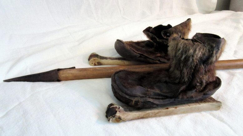 Luuluistimet ja nahkatossut sekä piikkipäinen sauva