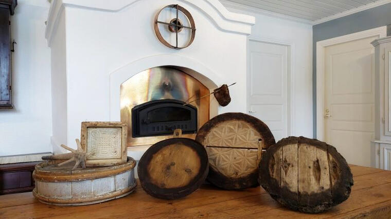 Leipäjuuston paistolauta