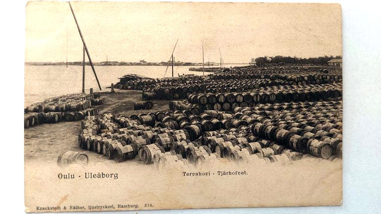 1800-luvun puolivälissä Tervahovin kautta vietiin tervaa yli 50 000 tynnyriä. Postikorttikuva Oulun Tervahovista 1800-luvun lopulta. 1800-luvun puolivälissä Tervahovin kautta vietiin tervaa yli 50 000 tynnyriä. Postikorttikuva Oulun Tervahovista 1800-luvun lopulta.