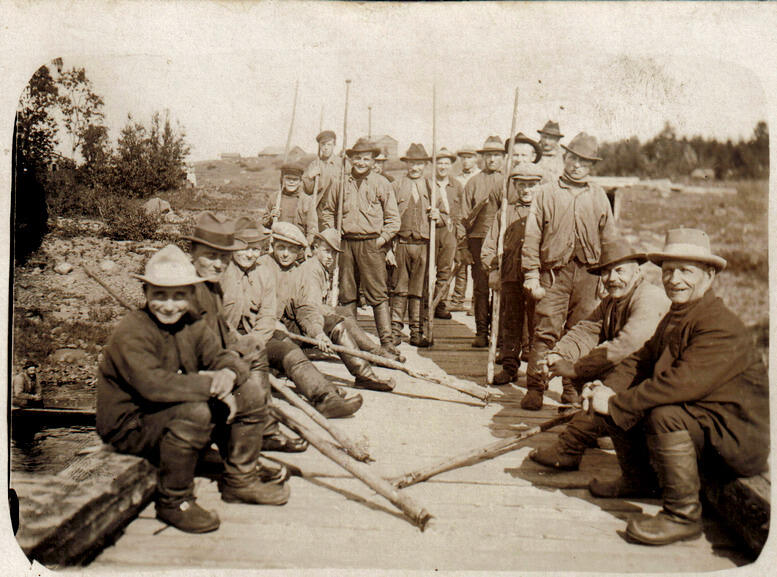 Kiiminkiläisiä uittomiehiä